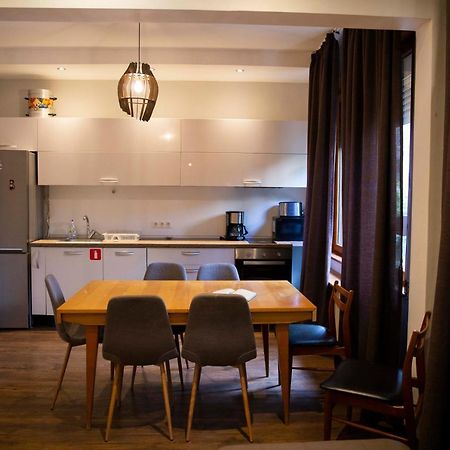 Central Sofia 3-Bedroom Apartment - Urban Art Gallery - Free Parking! エクステリア 写真