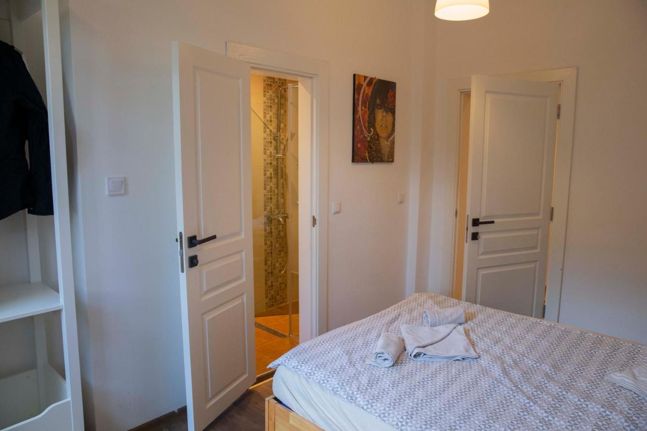 Central Sofia 3-Bedroom Apartment - Urban Art Gallery - Free Parking! エクステリア 写真