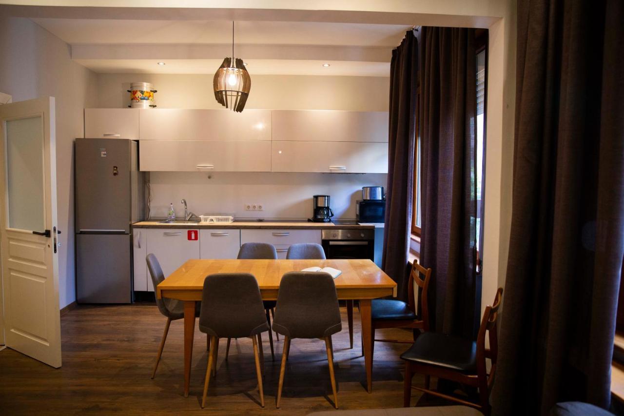 Central Sofia 3-Bedroom Apartment - Urban Art Gallery - Free Parking! エクステリア 写真