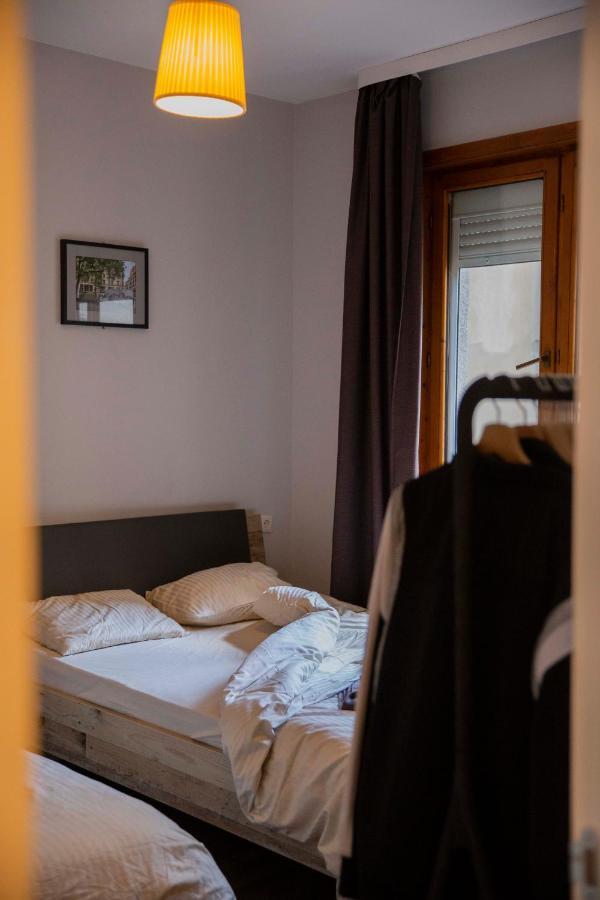 Central Sofia 3-Bedroom Apartment - Urban Art Gallery - Free Parking! エクステリア 写真