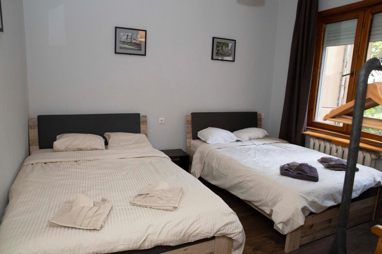 Central Sofia 3-Bedroom Apartment - Urban Art Gallery - Free Parking! エクステリア 写真